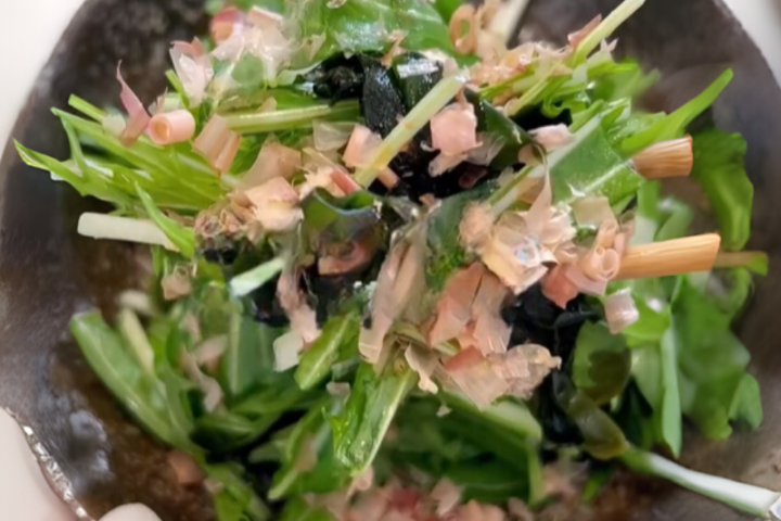 写真：水菜とわかめの梅昆布サラダ