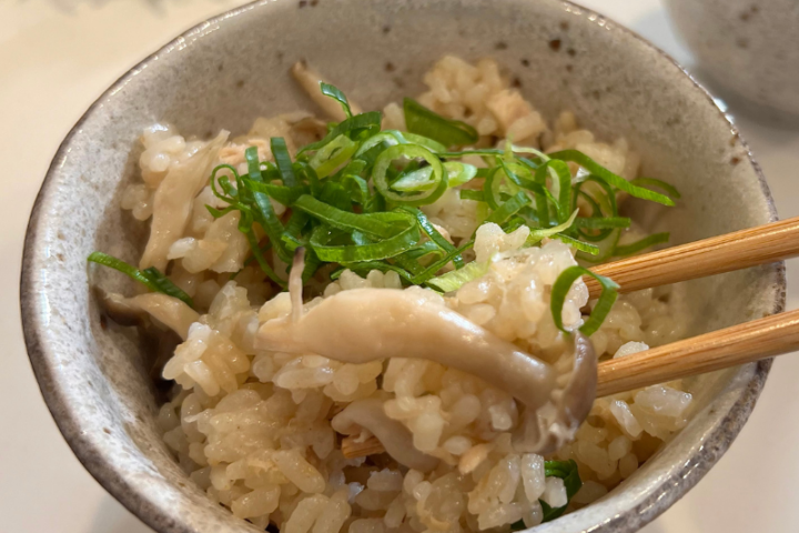 写真：ツナときのこの梅炊き込みご飯