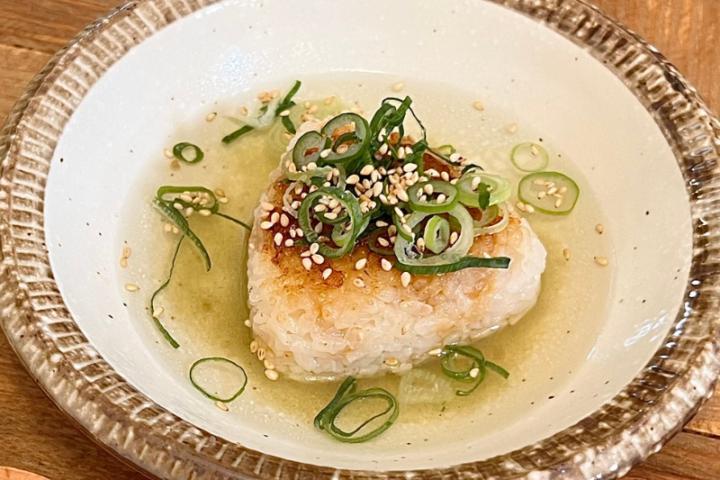 写真：梅昆布茶の焼きおにぎり茶漬け